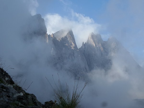 Cima Campido e Cima Focobonemergono dalle nebbie