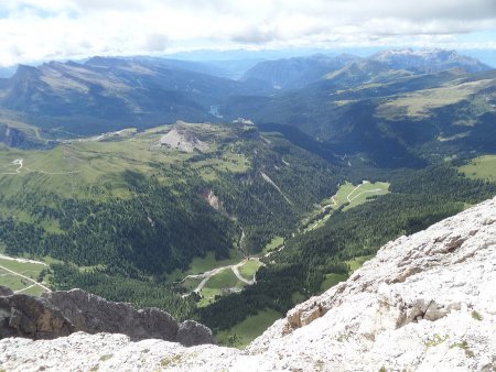 Panorama dalla vetta con Val Venegia, Castellazzo e Lago di Paneveggio