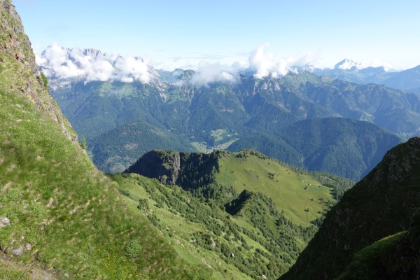 Panorama dalla cresta
con Fienili di Campigol e Gruppo della Marmolada