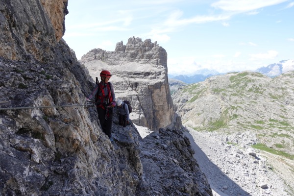 Lungo la Ferrata Lipella
e sullo sfondo il Castelletto