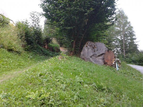 Bivio
e targa a Attilio Tissi