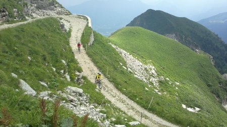 la strada militare scendendo dal rifugio in MTB