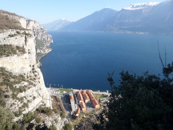 Vista su Campionee sul Lago di Garda, dal sentiero