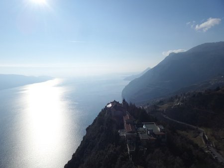 Vista
sull'Eremo di Montecastello