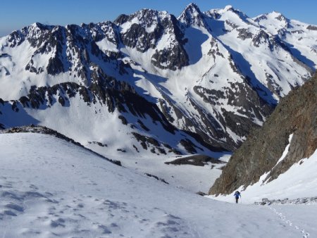 Cima di Tessa In salita verso il vasto ghiacciaio, sullo sfondo la cima di Tessa