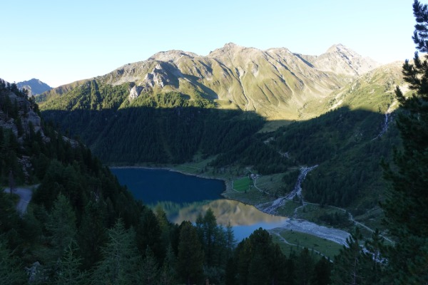 Vista dal sentiero
verso il Lago di Neves