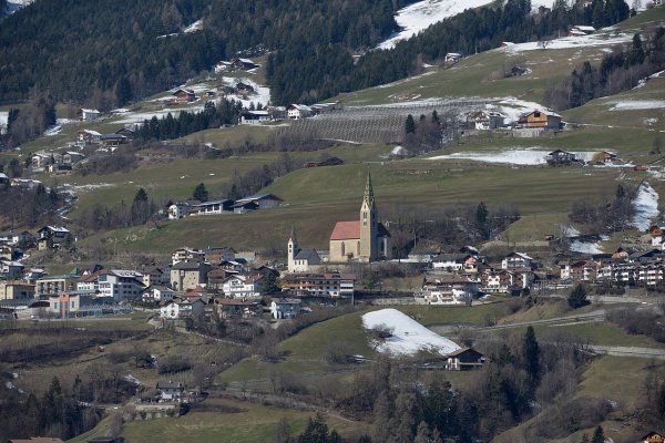 1280px-Parish_church_Villanders_and_village
