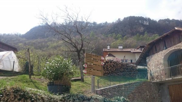 Segnavia
presso il piccolo borgo