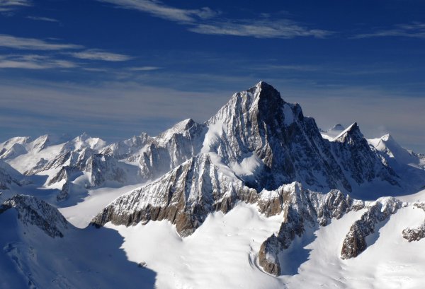 Finsteraarhorn_and_surrounding_mounts
