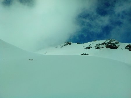 la Cima Centrale di val Loga al centro