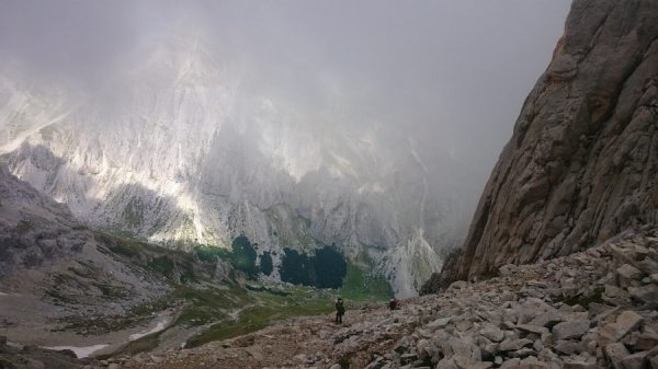 Bivio
per la sella dei due Corni lungo il sentiero Ventricini