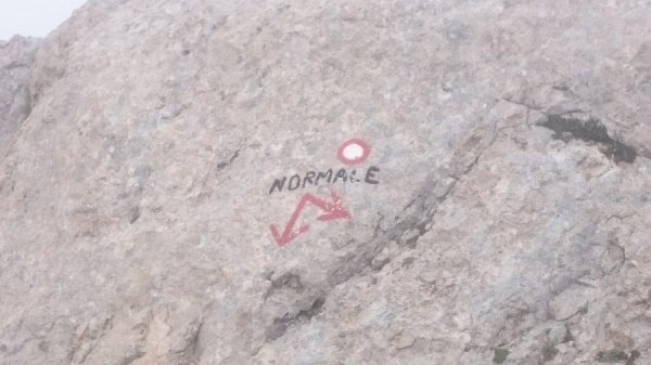 Via normale
indicazione su roccia