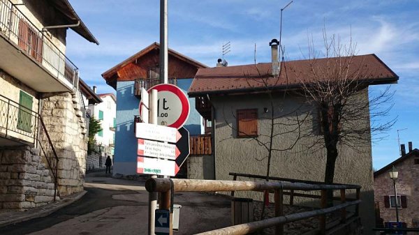 Bivio
segnaletica per il sentiero dell'immaginario