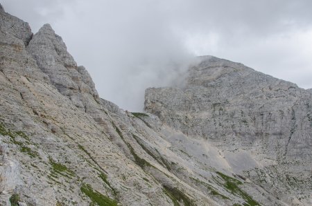 Vista sul Bivacco Rigatti (2520m)
Il puntino rosso è il Bivacco M. Rigatti (2520m), dietro alle nuvole si vedrebbe il possente Latemarspitze (2791m).