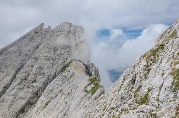 Vista sul Bivacco Rigatti (2520m)
Il Bivacco M. Rigatti (2520m), incastonato sulla forcella grande visto dal versante sud dello Schenon.