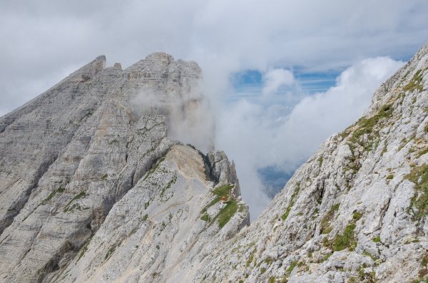 Vista sul Bivacco Rigatti (2520m)
Il Bivacco M. Rigatti (2520m), incastonato sulla forcella grande visto dal versante sud dello Schenon.