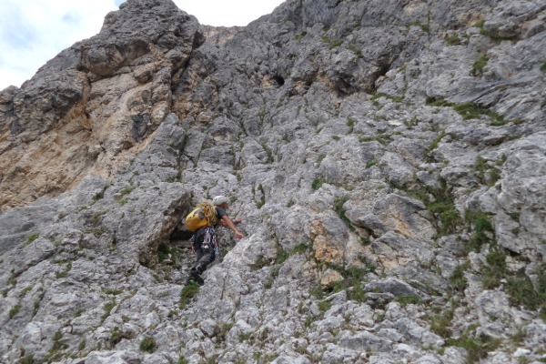 Prima lunghezza
arrampicando sull'avancorpo