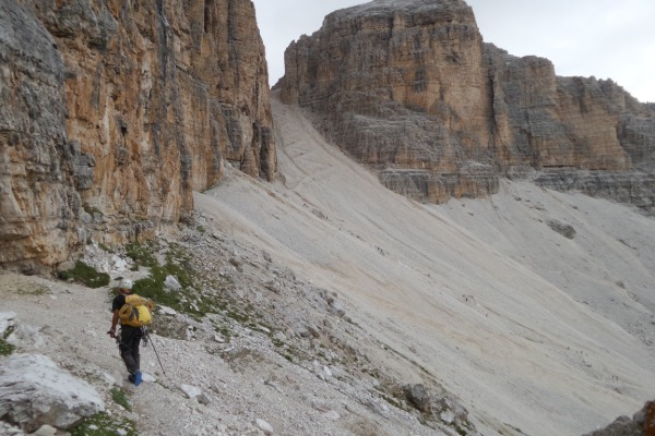 Vista sul sentiero di rientro
con Forcella Pordoi