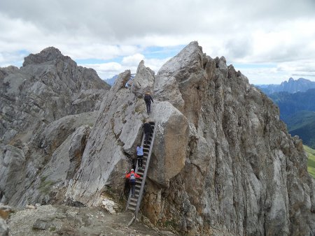 Passaggio con scala di legno