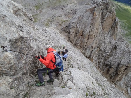 Tratto di sentiero con cordino metallico