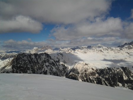 Panorama sullo sfondo, Sassolungo e Sella