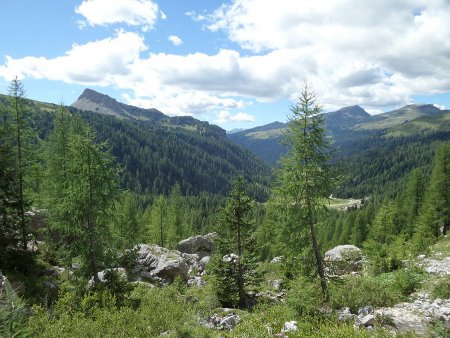 Panorama dal sentiero con Castellazzo e Massiccio di Cima Bocche