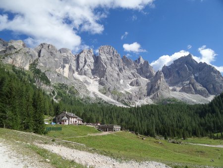 Val Venegia vista su Malga Venegiota e le Pale di San Martino