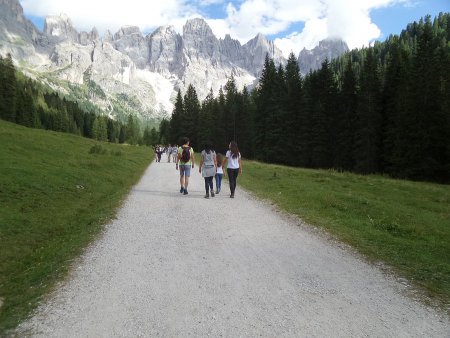 Val Venegia sentiero e vista sulle Pale di San Martino