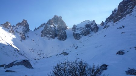 Busa della neve verso l'imbocco del vaio dei Cavai