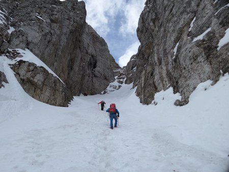 Salendo
lungo il Vajo dei Colori