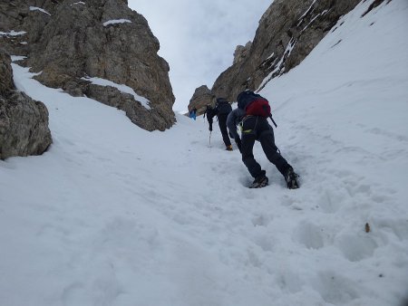 Salendo
lungo il Vajo dei Colori