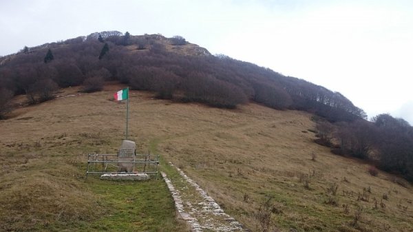 Cippo commemorativo
del gruppo alpini