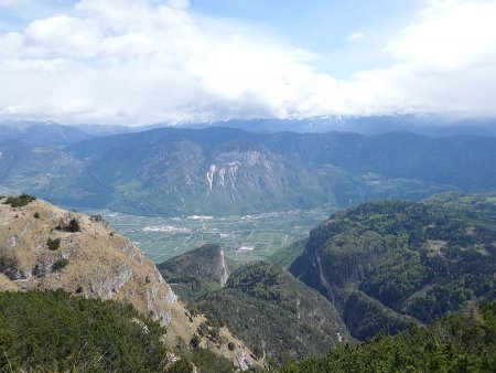 Panorama dalla cima
verso la Val d'Adige