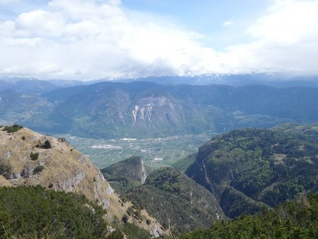 Panorama dalla cima
verso la Val d'Adige