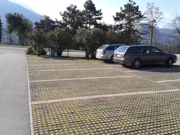 Parcheggio
presso campo sportivo di Oltra