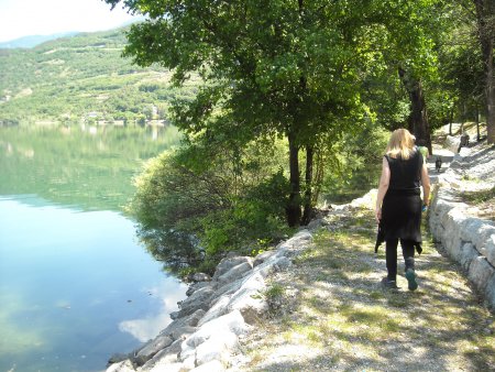 /treks/europe/it/tn/valle-del-sarca/sponda-sinistra/lago-di-cavedine/lungolago.jpg