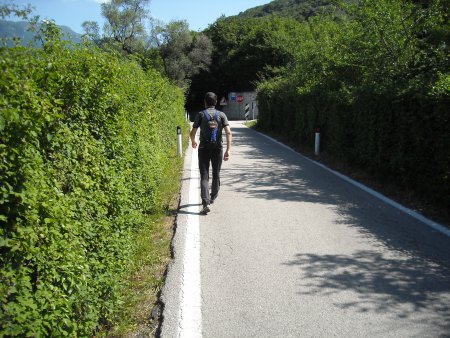 /treks/europe/it/tn/valle-del-sarca/sponda-sinistra/lago-di-cavedine/strada.jpg