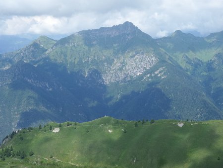 Panorama verso Monte Cadria
in primo piano la Croce di Carét