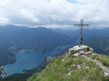 Croce dell'Osservatorio
e panorama sul Lago di Ledro