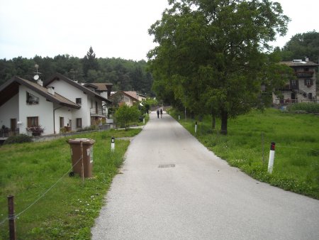 /treks/europe/it/tn/valsugana/alta-valsugana/lago-di-santa-colomba/stradina.jpg