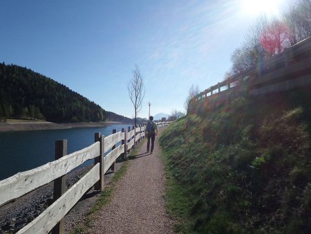 Sentiero
attorno al lago