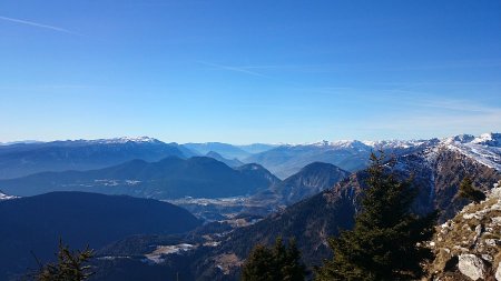 guardando a ovest altopiano di Vezzena, Vigolana e Marzola