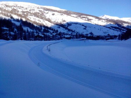 pista fondo fianco parcheggio