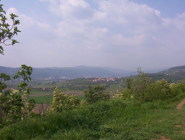 /treks/europe/it/vr/monti-lessini/valpantena/valpantenapanorma.jpg